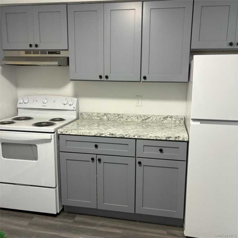 21 Pavilion Road, Unit #14, Suffern, NY 10901 - Photo 3 of 7