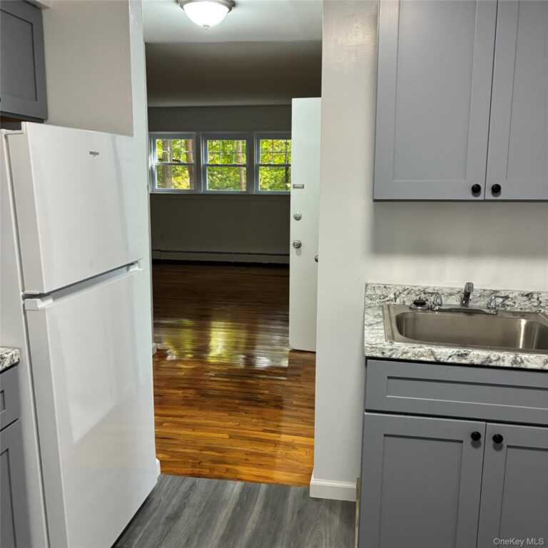 21 Pavilion Road, Unit #14, Suffern, NY 10901 - Photo 4 of 7