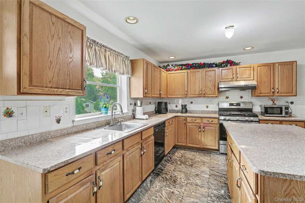 14 Blue Heron Road, Nanuet, NY 10954 - Photo 10 of 37