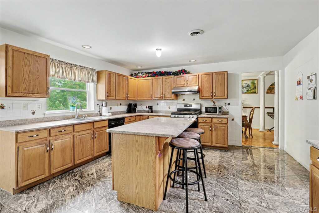 14 Blue Heron Road, Nanuet, NY 10954 - Photo 11 of 37