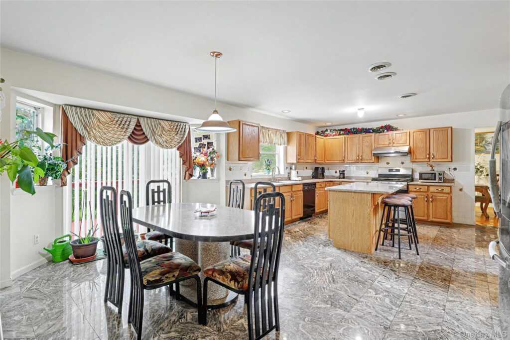 14 Blue Heron Road, Nanuet, NY 10954 - Photo 12 of 37