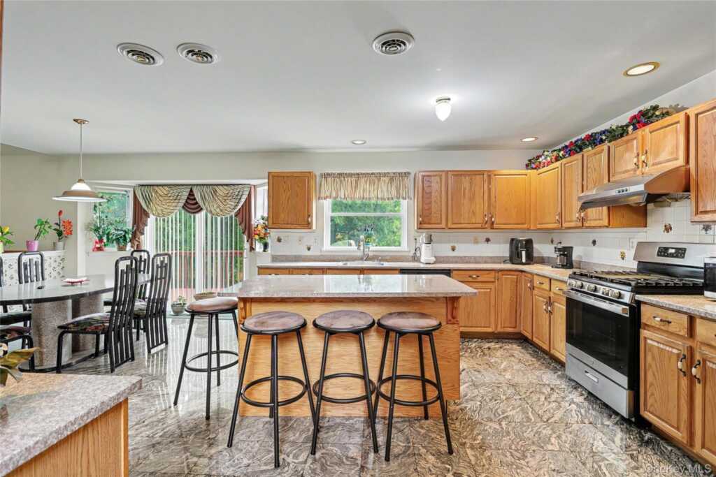 14 Blue Heron Road, Nanuet, NY 10954 - Photo 16 of 37