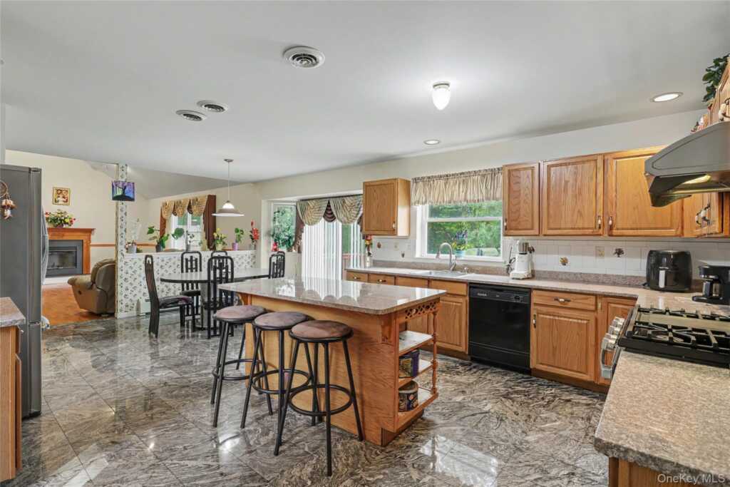 14 Blue Heron Road, Nanuet, NY 10954 - Photo 9 of 37