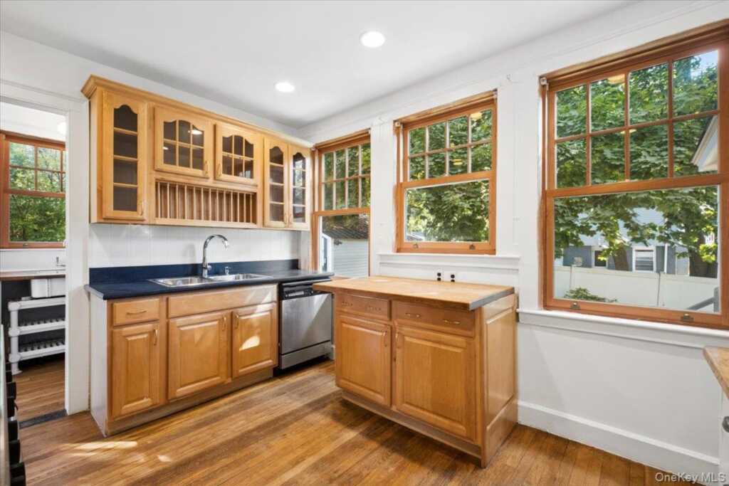 20 Whitfield Terrace, New Rochelle, NY 10801 - Photo 8 of 30