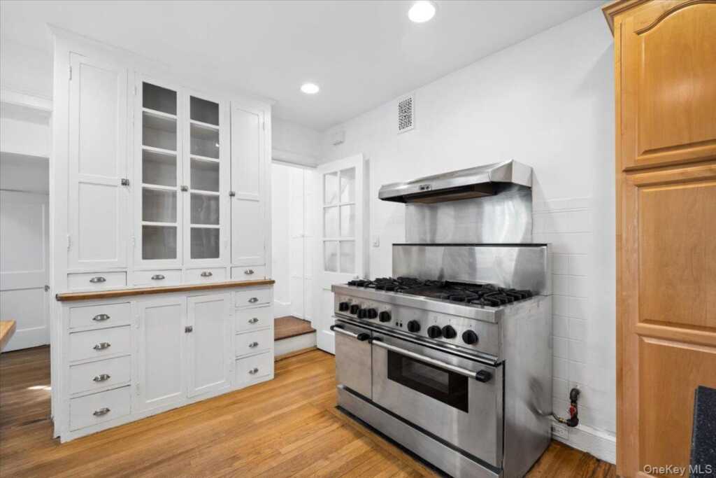 20 Whitfield Terrace, New Rochelle, NY 10801 - Photo 9 of 30
