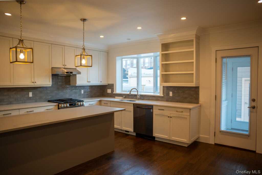 26 Pratt Street, New Rochelle, NY 10801 - Photo 5 of 33