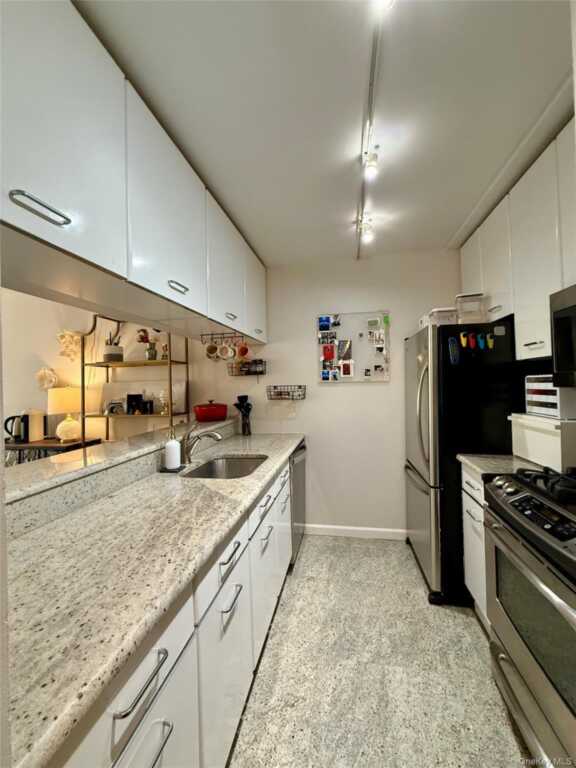 4 Martine Avenue, Unit #203, White Plains, NY 10606 - Photo 2 of 18