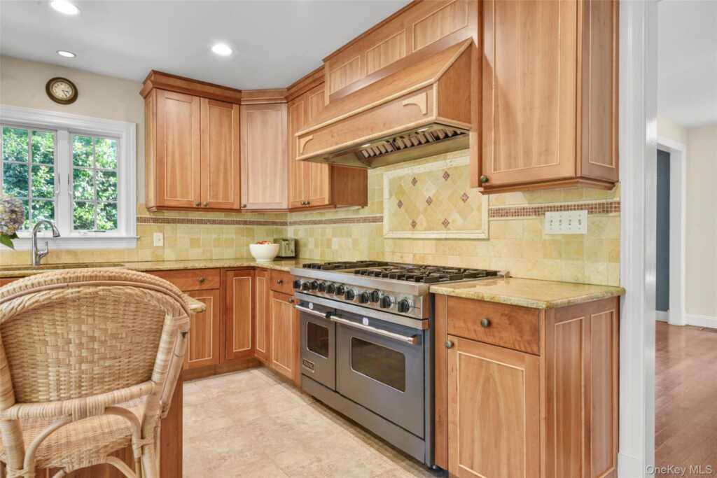 51 Maywood Road, New Rochelle, NY 10804 - Photo 22 of 48