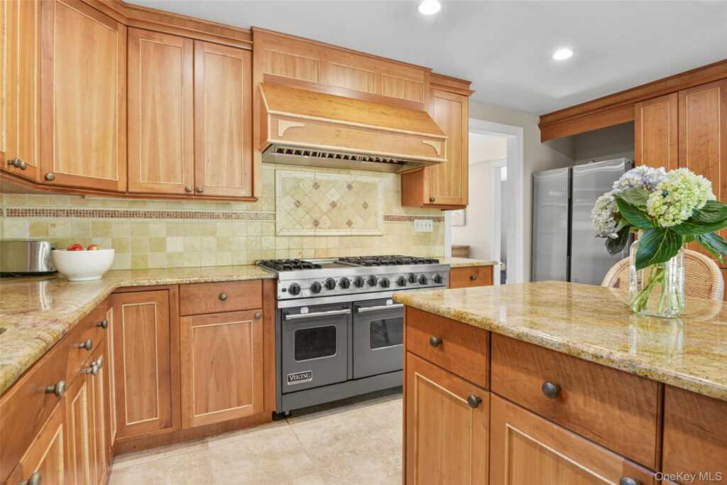51 Maywood Road, New Rochelle, NY 10804 - Photo 23 of 48