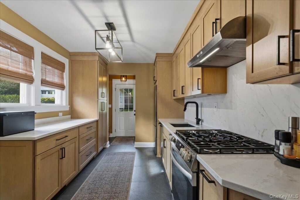 232 Clinton Avenue, New Rochelle, NY 10801 - Photo 9 of 37