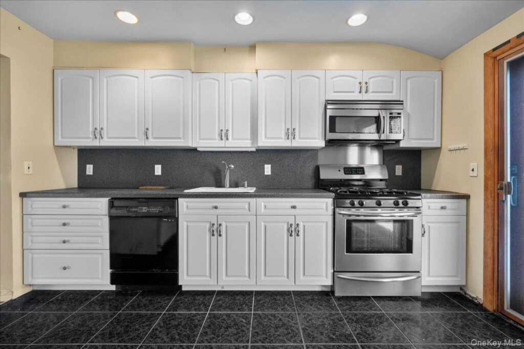 1 Daisy Court, Nanuet, NY 10954 - Photo 12 of 35