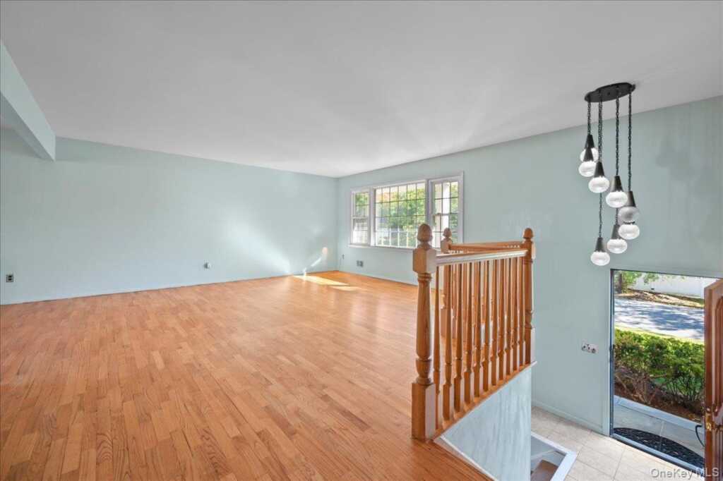 1 Daisy Court, Nanuet, NY 10954 - Photo 3 of 35