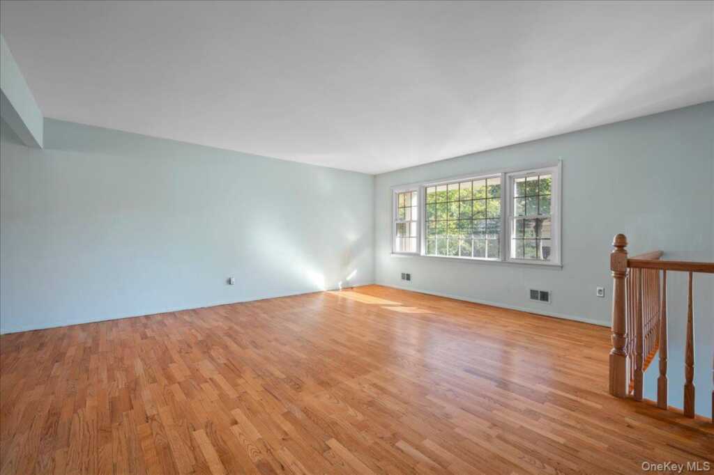 1 Daisy Court, Nanuet, NY 10954 - Photo 4 of 35
