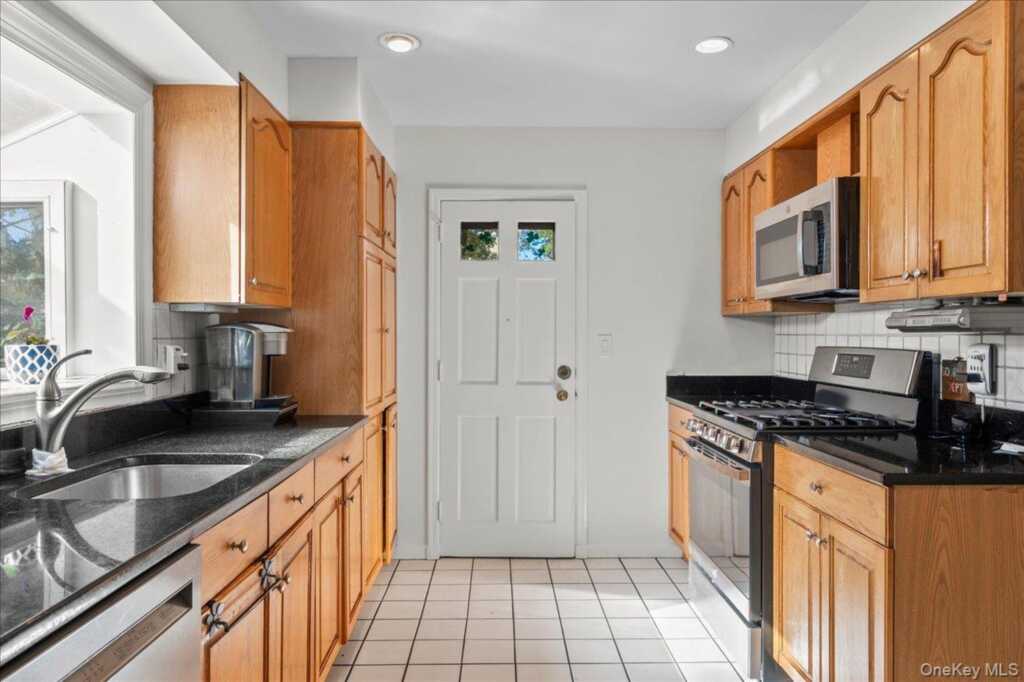 46 Robins Road, New Rochelle, NY 10801 - Photo 9 of 23