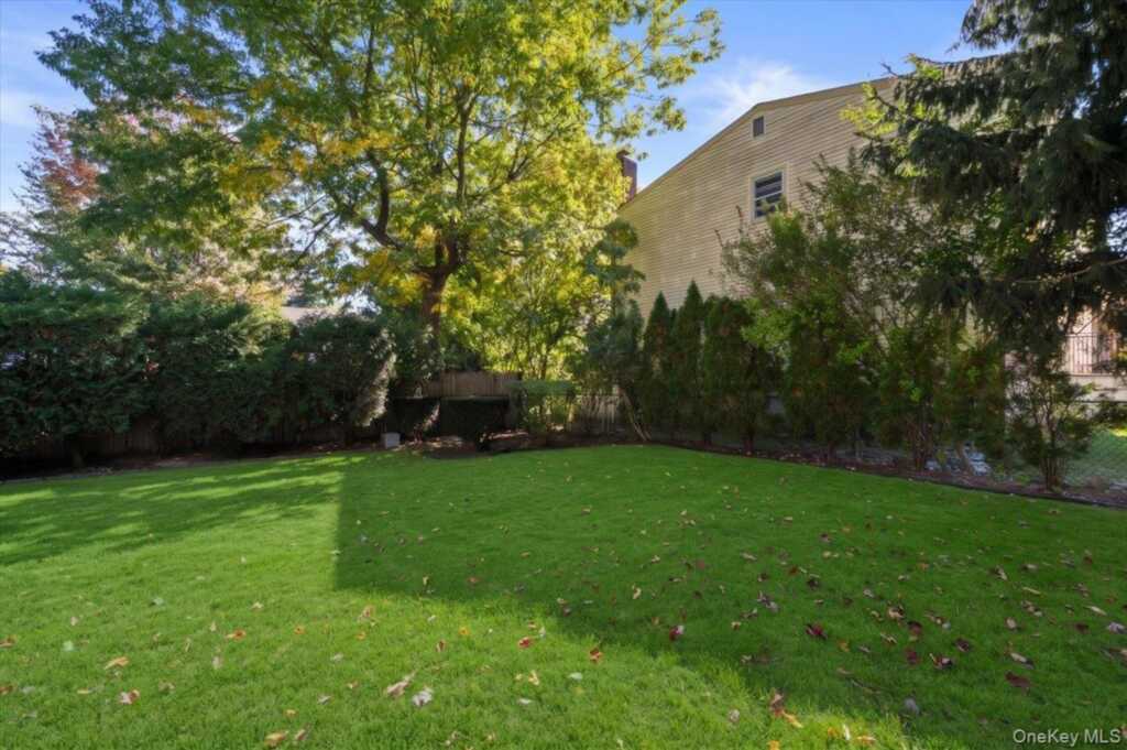 46 Robins Road, New Rochelle, NY 10801 - Photo 17 of 23