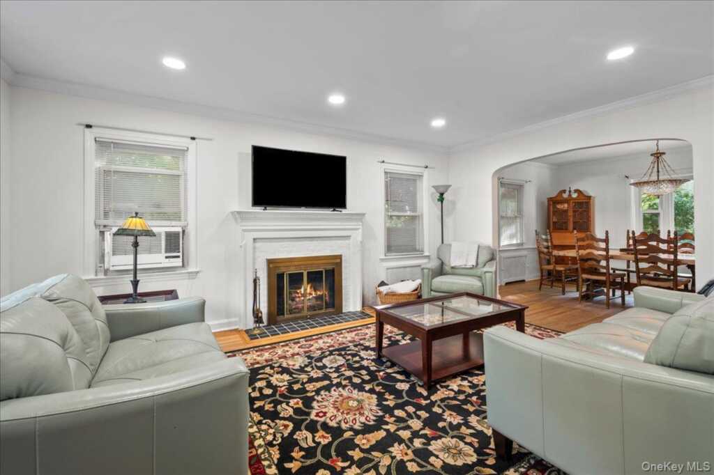 46 Robins Road, New Rochelle, NY 10801 - Photo 2 of 23