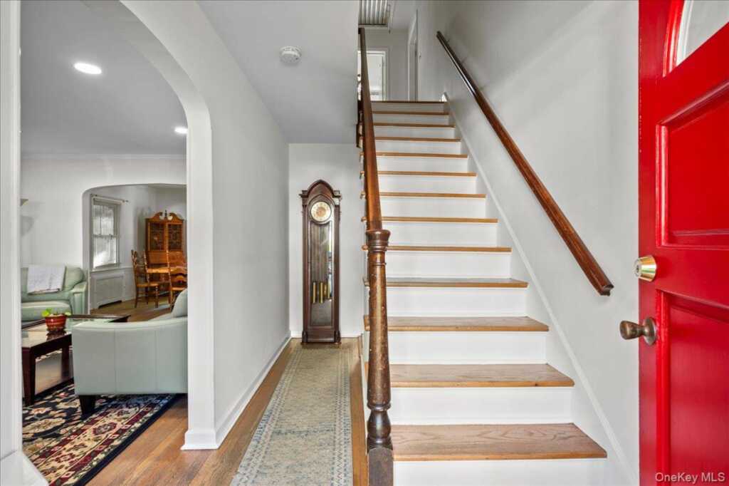 46 Robins Road, New Rochelle, NY 10801 - Photo 3 of 23