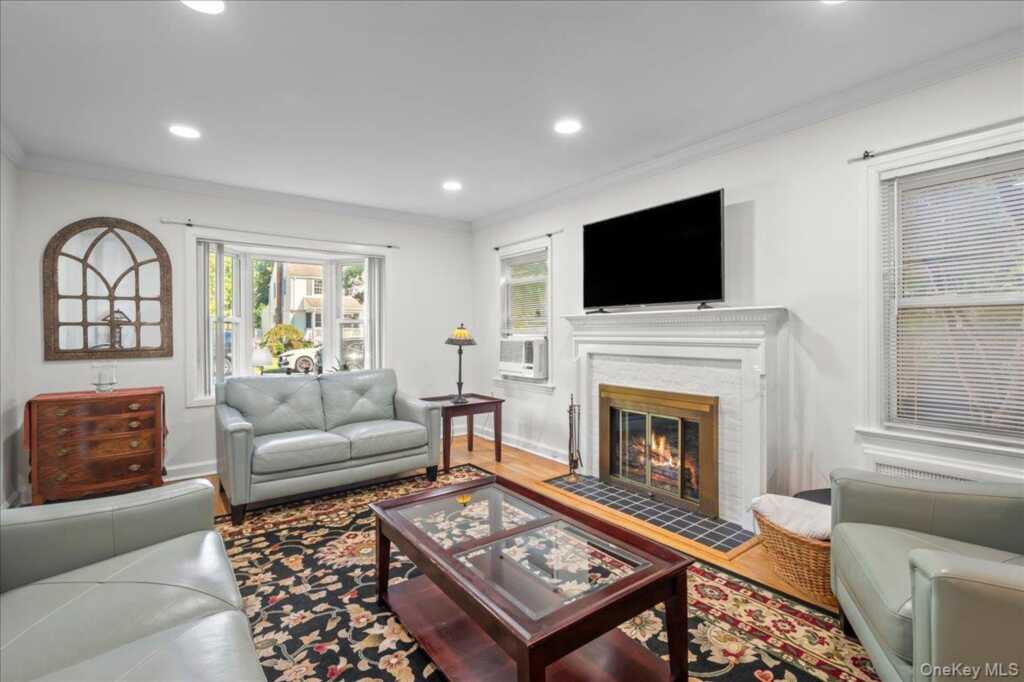 46 Robins Road, New Rochelle, NY 10801 - Photo 4 of 23