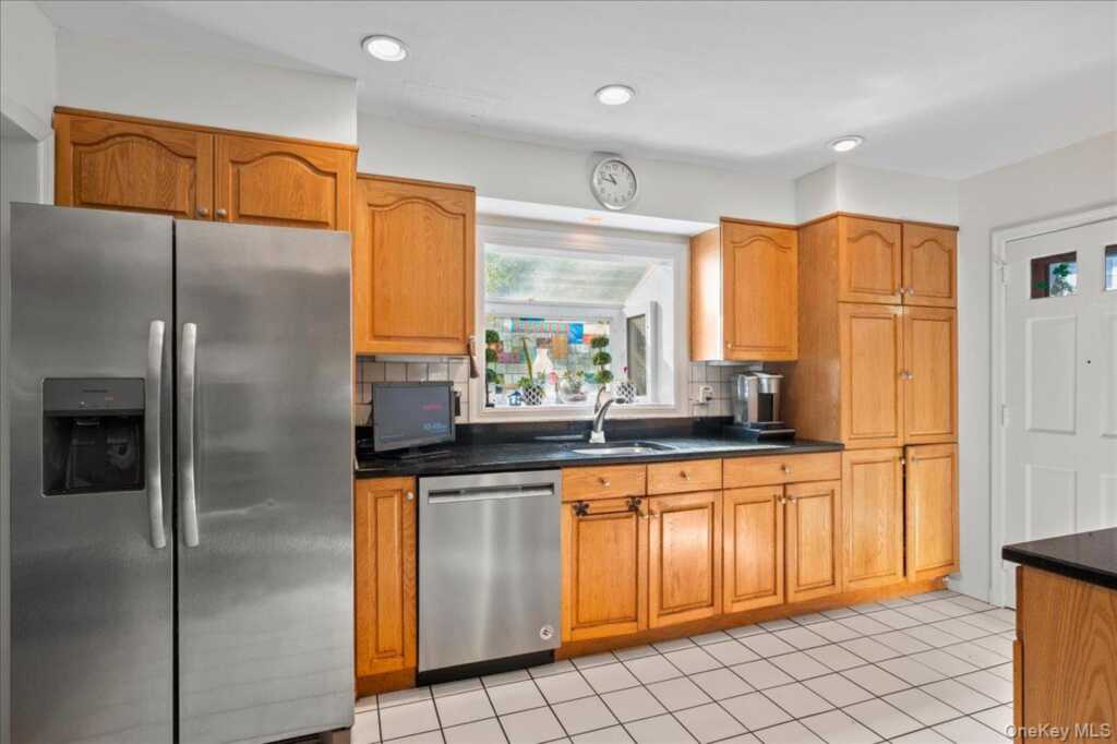 46 Robins Road, New Rochelle, NY 10801 - Photo 7 of 23