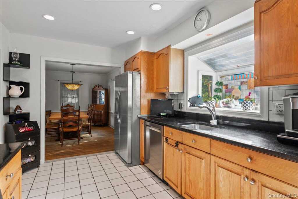 46 Robins Road, New Rochelle, NY 10801 - Photo 8 of 23