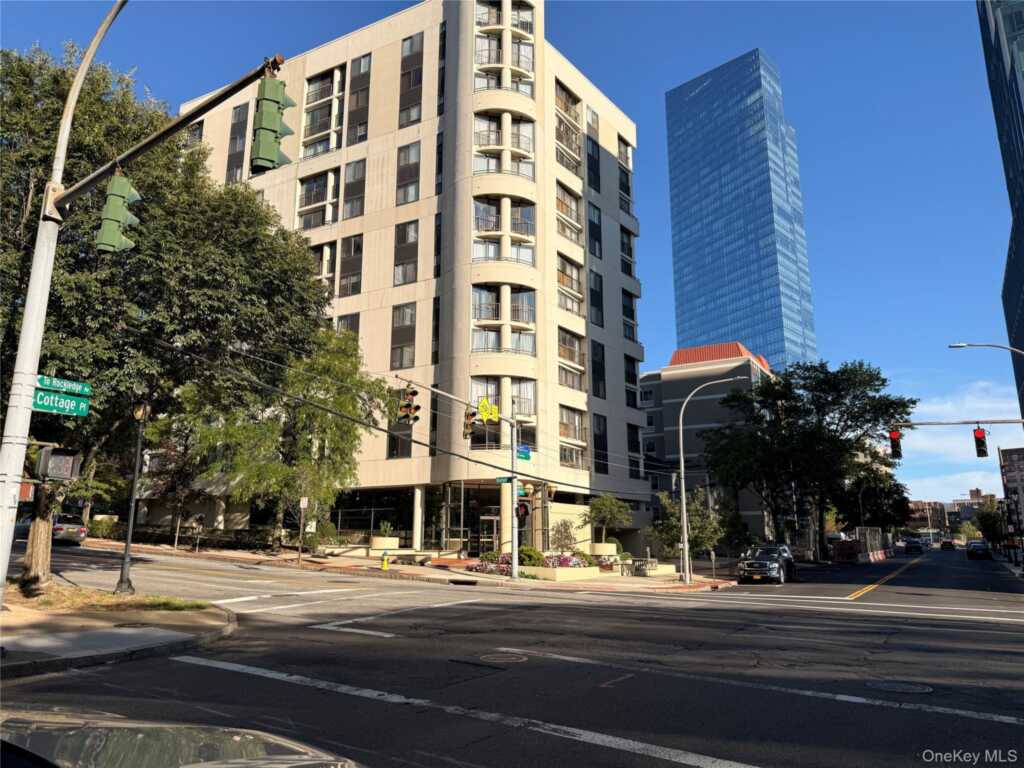 10 Cottage Place, Unit #2E, White Plains, NY 10601