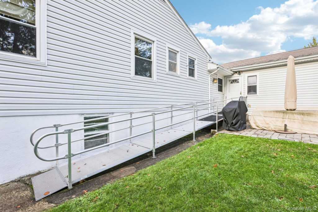 7 Albro Lane, White Plains, NY 10603 - Photo 10 of 49