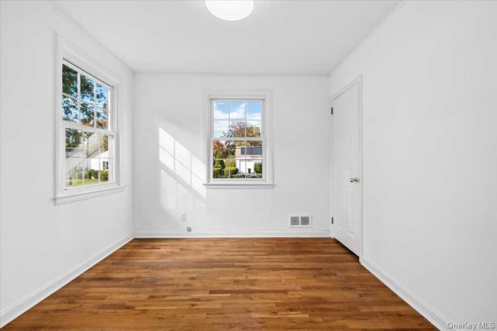 31 Rogers Drive, New Rochelle, NY 10804 - Photo 10 of 20