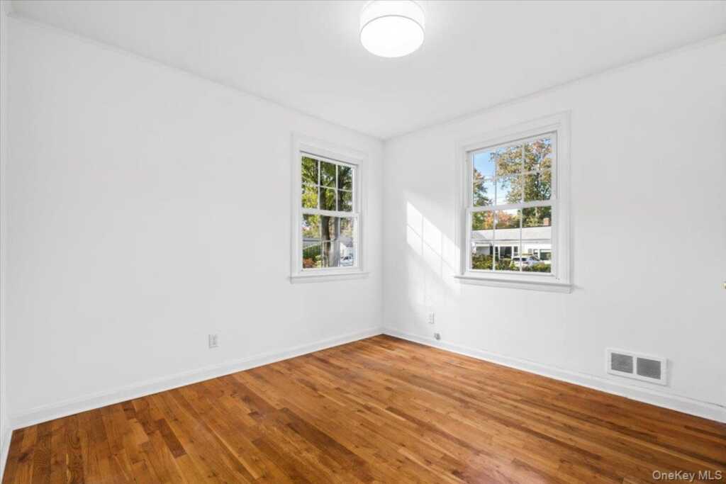 31 Rogers Drive, New Rochelle, NY 10804 - Photo 11 of 20