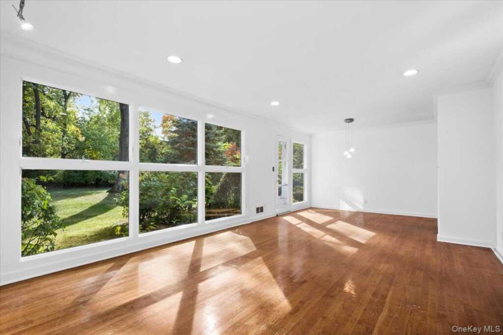 31 Rogers Drive, New Rochelle, NY 10804 - Photo 2 of 20