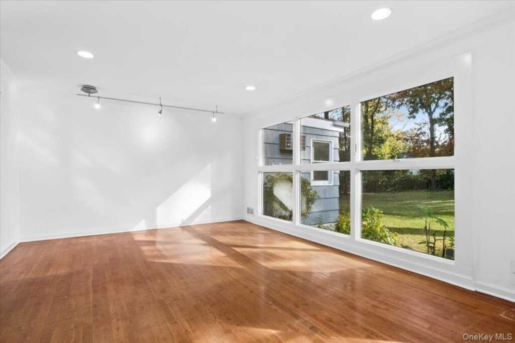 31 Rogers Drive, New Rochelle, NY 10804 - Photo 3 of 20