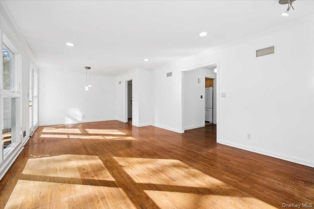 31 Rogers Drive, New Rochelle, NY 10804 - Photo 4 of 20