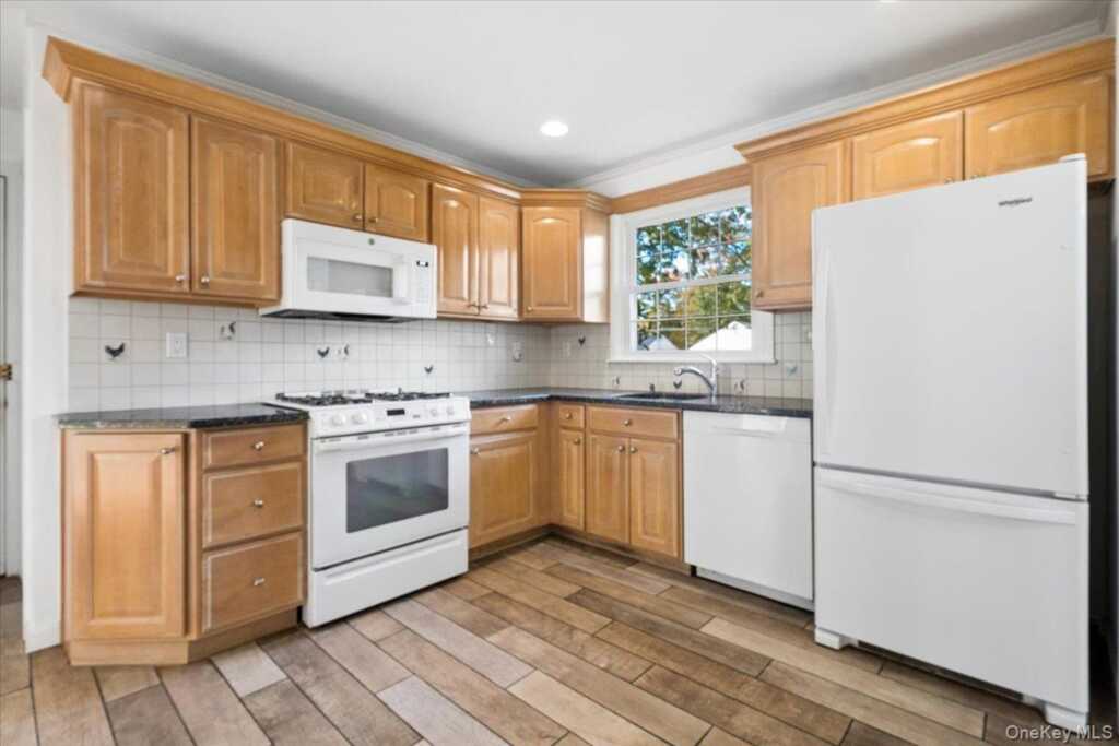 31 Rogers Drive, New Rochelle, NY 10804 - Photo 5 of 20