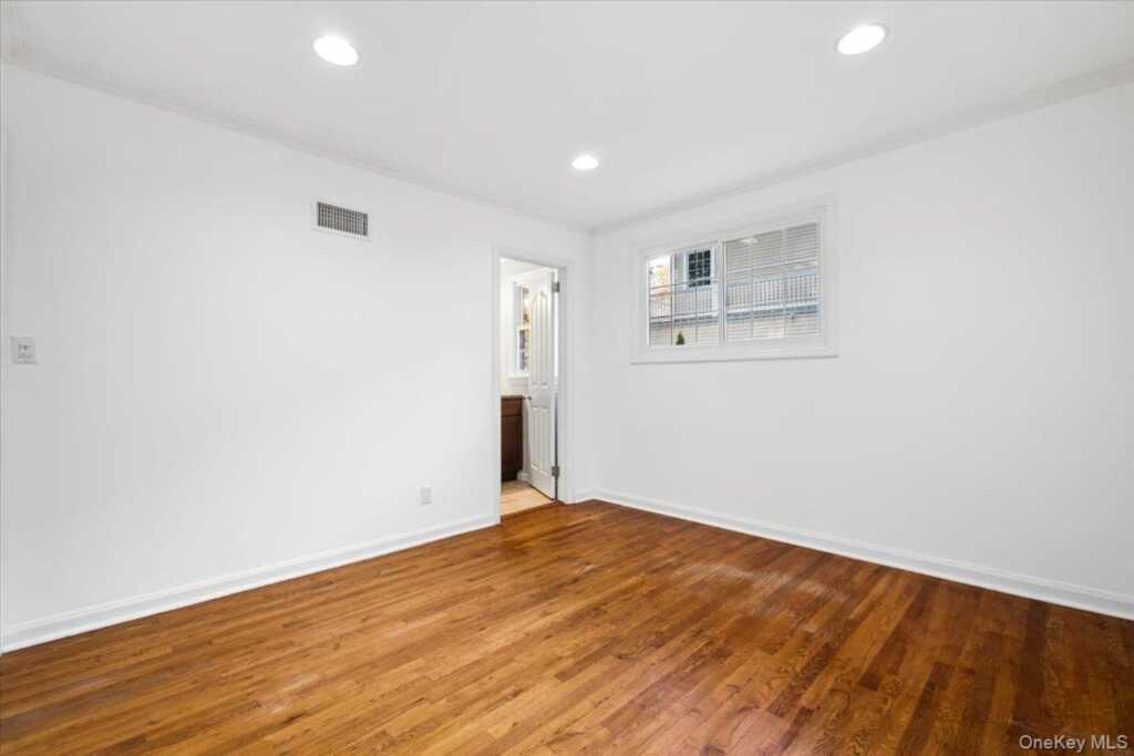 31 Rogers Drive, New Rochelle, NY 10804 - Photo 6 of 20