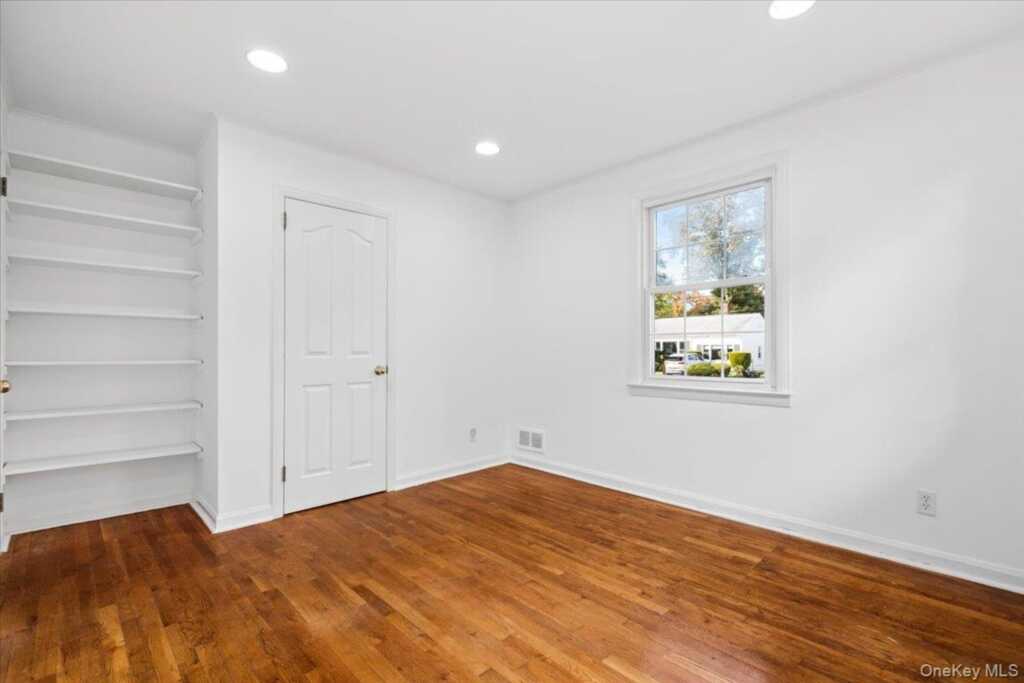 31 Rogers Drive, New Rochelle, NY 10804 - Photo 9 of 20